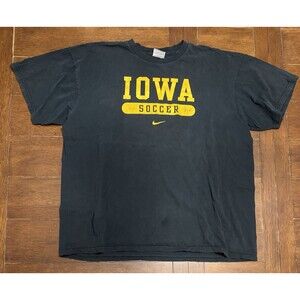Vintage Nike Men’s Size XL Iowa Hawkeyes Soccer Black center Swoosh T Shirt